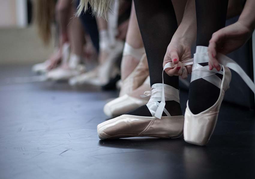 Bailarinas poniéndose las zapatilla de danza